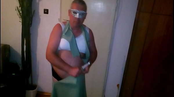 zerrissenes grünes Kleid zerstört