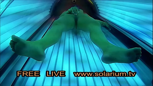 Hübsches Mädchen mit schönen großen Brüsten masturbiert unter www.solarium.tv