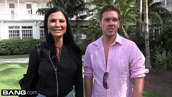 Jasmine Jae ist eine heiße MILF mit großen Titten und einem gepiercten Kitzler. Das Trio geht zum Strand, wo Jasmine ihre Muschi der Öffentlichkeit präsentiert!