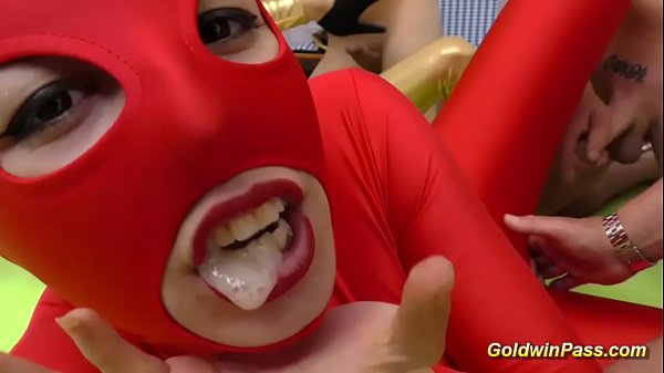 Orgia di gangbang selvaggia tedesca in tuta catsuit di spandex