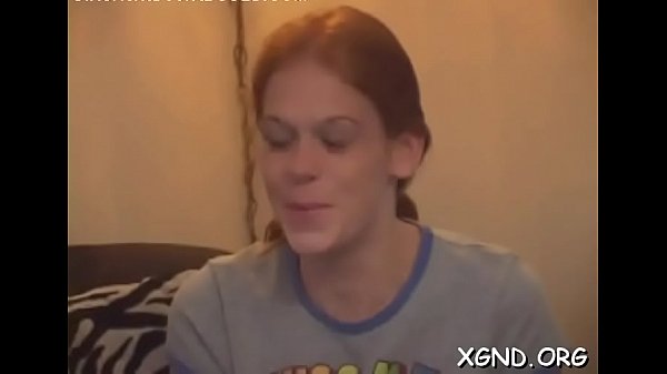 Atractiva adolescente de edad legal con enormes tetas desea una polla lo antes posible