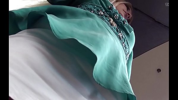 nhưng dưới váy của người phụ nữ tư sản này ẩn chứa điều gì?