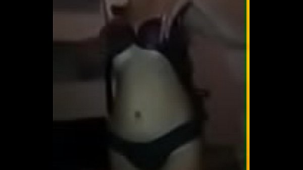 Exotisches Babe, das oben ohne tanzt