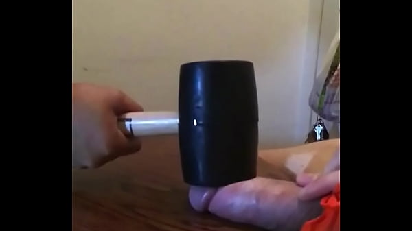 Interracial BBW Light CBT y rompe bolas con un martillo de 2 libras