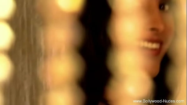 Elle veut être nue ce soir et montre son corps sexy