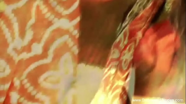 Sensualité et soleil en Asie montrant ses jambes et son corps