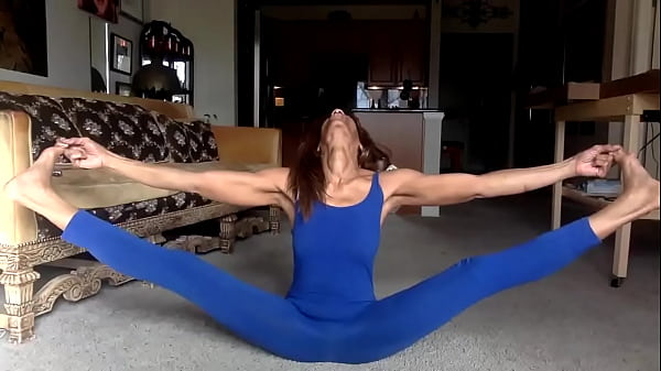 Ginger MoistHer vous taquine en bleu - Lay Down Comedy ! Mamelons, sourires, j'essaie de me lécher.