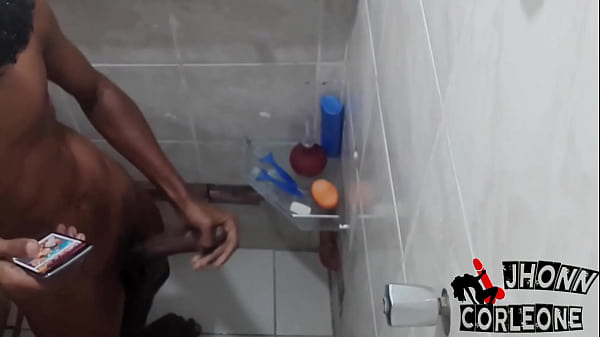 Una telecamera nascosta riprende un giovane cazzo ENORME che si masturba per un Hentai sotto la doccia