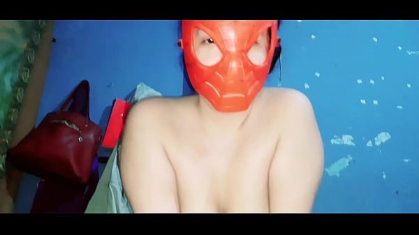 Ich kam der Bitte meines Lehrers nach, ich trug die Spiderman-Maske und ich ließ mich von ihm ficken und ich konnte meine Muschi nicht ertragen und er kam in Sekundenschnelle