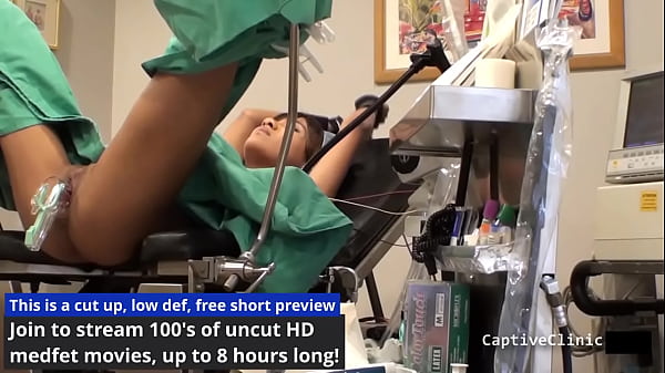 Ebony Teen wacht an einem seltsamen Ort mit Doktor Tampa auf, der noch fremdere Pläne für „The New Guinea Pig“ Eliza Shields hat! Sehen Sie sich den kompletten 2-Stunden-Film nur bei BondageClinic an! Reup