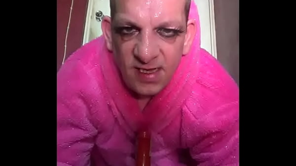 Mark Wright reitet zwei Dildoschwänze, wünschte aber, er hätte drei echte Schwänze, zwei in seinem Arsch und einen in seinem Mund