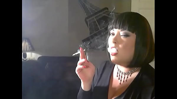 La amante británica BBW Tina Snua Chain fuma 3 cigarrillos Karelia Slim