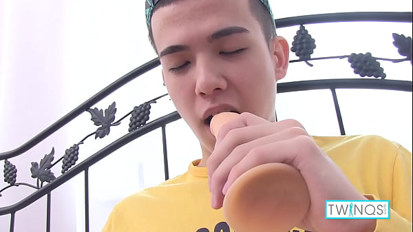 Il ragazzo magrolino Xander sbatte un dildo e si strofina il suo grosso cazzo duro!