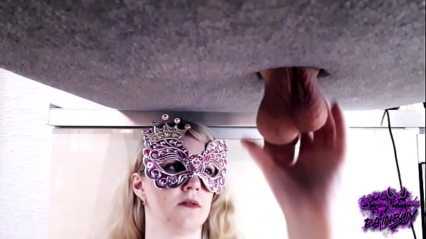 Bionda succhia il cazzo con le palle sul tavolo di mungitura e si fa sborrare in bocca Versione completa AnnyCandy Painboy