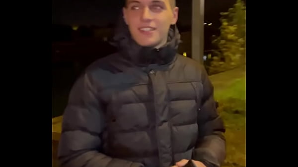 Un ragazzo in difficoltà dà il culo al ragazzo cattivo