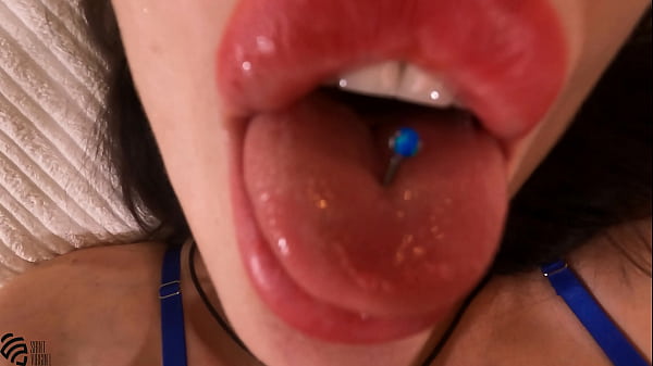 Riesin und Baby im selben Bett