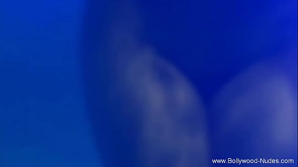 Une fille érotique est chaude et sexy, faisant seule la séduction