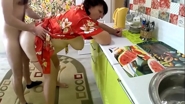 Ama de casa italiana follada por el culo mientras el cornudo trabaja