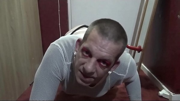 El travesti bisexual Mark Wright dijo que tragaría orina y se correría si lo follabas por el culo y le dabas el culo a la boca primero.