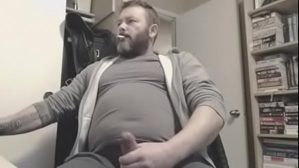 Orso si masturba mentre fuma