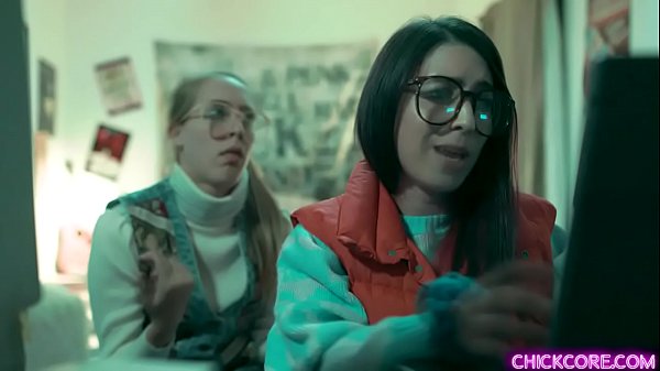 Les adolescentes lesbiennes nerd Cadence Lux et Serena Blair font leur expérience avec une femme virtuelle en 3D et la testent avec une séance à trois torride.