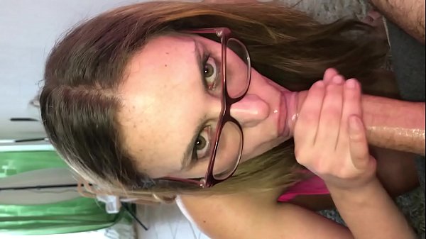 surprise par son voisin, elle le suce, la baise et avale tout. Partie 1