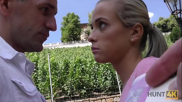 CACCIA4K. Il ragazzo debole sta guardando la sua ragazza cavalcare il fallo