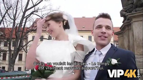 VIP4K. Schönheit im Hochzeitskleid lutscht fremden Schwänzen und wird gefickt