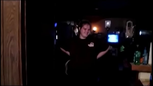 Weiße, läufige Hündin kann ihre Beine nicht geschlossen halten, fickt jeden und alles und nimmt sich die Eier tief in die Eingeweide auf dem Küchenboden, vor den Augen ihrer Familie