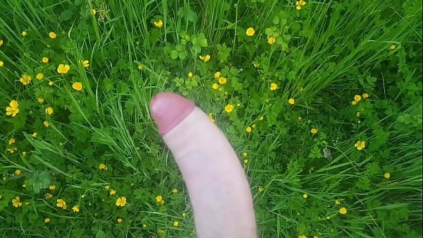 19enne si masturba fuori e finisce ovunque (cazzo grosso)