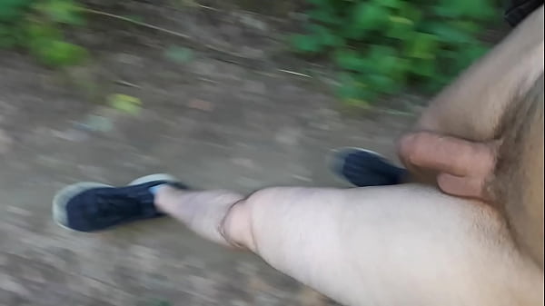 camminare nudo all'aperto