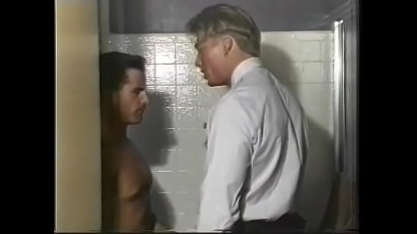 फ्लाइट ड्यूटी ऑफिसर रॉब क्रिस्टन ने गोरे बालों वाले गहरे सीने वाले एयर कैडेट कॉर्ट स्टीवंस को अनुचित आचरण के लिए अपनी सजा दी