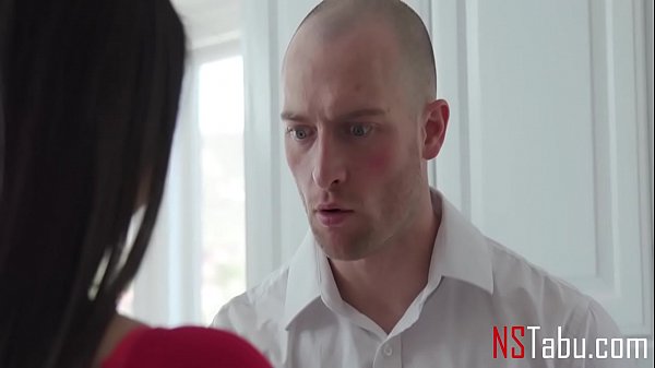 ¿Te gustan las tetas de tu madrastra?