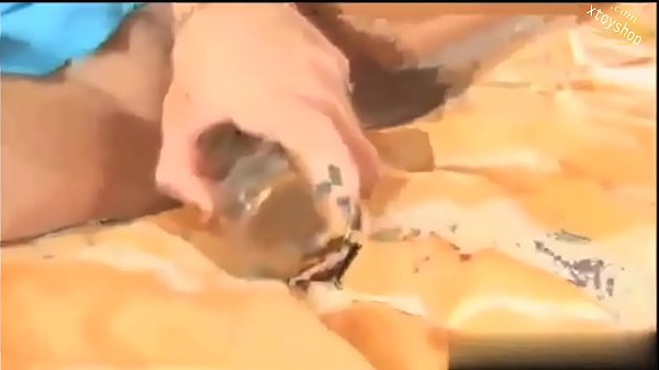 Calda ragazza scopa una bottiglia