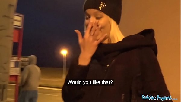 Agente pubblico Una bionda sexy lo scopa per la sua offerta in contanti