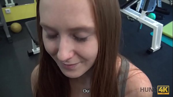 Chica adolescente sexy se divierte en la adolescencia