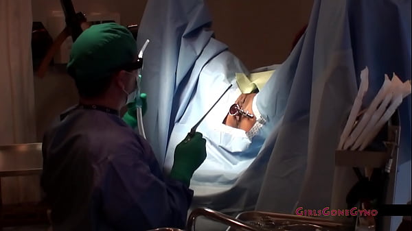 Die sexy rothaarige Daisy Ducati lässt sich von Doktor Tampa einer obligatorischen Gynäkologieuntersuchung unterziehen, bevor sie die Tampa University besuchen kann – Teil 9 von 12 – Sehen Sie sich diesen ganzen Film und mehr NUR bei GirlsGoneGyno Reup an