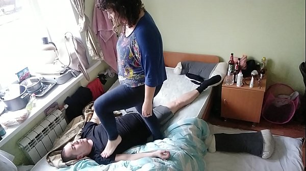 Domination des pieds / Pied / Domination des chaussettes / Pieds nus / Lâchement des pieds / Pieds de karaté / Lutte mixte / Combat mixte / Humiliation des pieds / Adoration des pieds / Bâillon des pieds / Bâillon des chaussettes / Piétinement / Piétinement des mains / Siège sur le ventre / Siège sur la poitrine / Pose de la victoire