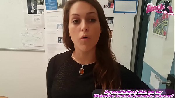 Il capo scopa un impiegato in ufficio e si lascia inseminare