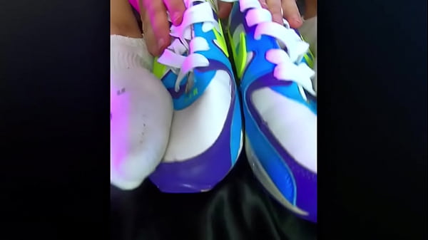 Una teenager bionda si esibisce in modo sexy