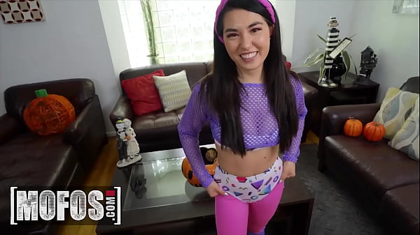 (Duncan Saint) schiebt seinen riesigen Schwanz in die Muschi seiner geilen Freundin (Mina Moon) - Mofos