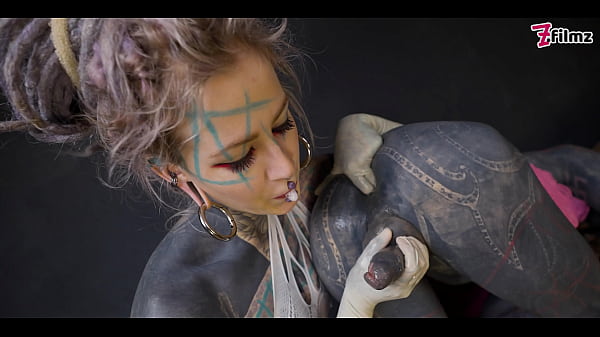 TRANNY ANAL-Dehnung durch tätowierte Domina – Arschfisting FEMDOM-Paar (Gothic, Punk, alternativer Porno) ZF163