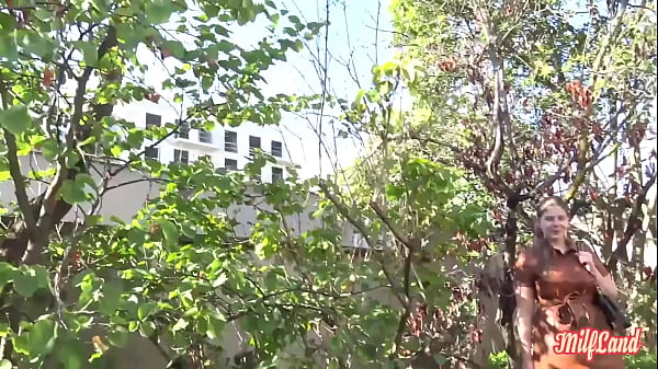 Alice, ein wunderschönes, ungezogenes Mädchen, nimmt zwei große Schwänze