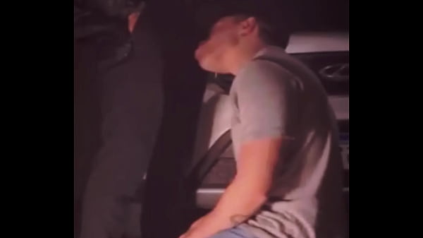 Nach ein paar Drinks lutsche ich den Schwanz des Nachbarn vor seinem Haus und am Ende fickt er mich und seine Frau ohne Kondom im Haus