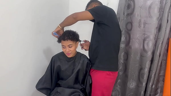 INDIA RICA ME PIDE QUE LE CORTE EL PELO Y ME PAGA CON SU CUERPO RICA FOLLADA HASTA CORRER EN SU COÑO&Ntilde_O