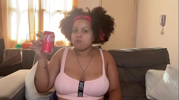 Ragazza paffuta che beve, rutta e scoreggia