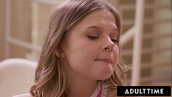 HORA DO ADULTO - A desagradável meia-irmã Coco Lovelock tem o primeiro orgasmo de Stepbro! CENA COMPLETA!