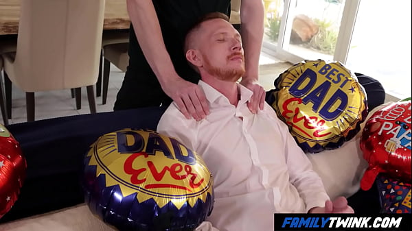 FamilyTwink - El padrastro llega a casa demasiado temprano