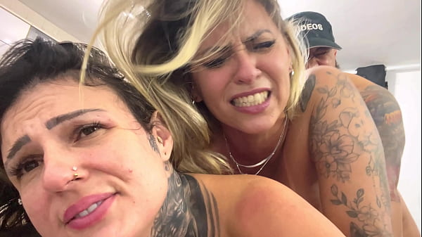 Et quand on fait du très bon plan à trois comme ça ! Avec leurs chattes palpitantes, ils jouissent presque ! Tous les trois s'amusent tellement ensemble que c'est si facile !