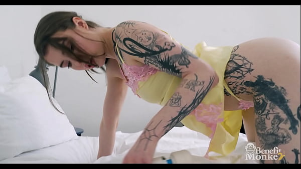 Una bella adolescente carina si esibisce - tette grosse